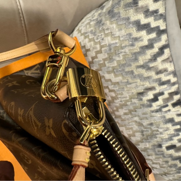 Louis Vuitton Rivoli NV MM - Picture 7 of 16